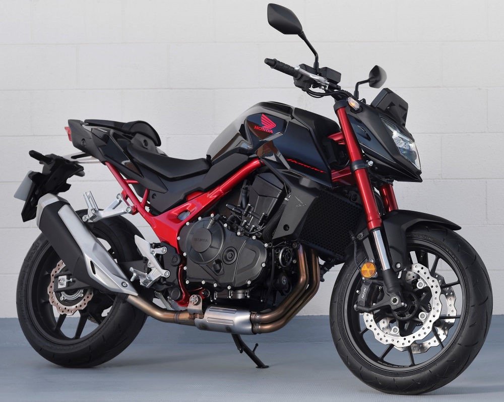 Moto Honda noire et rouge utilisée en formation deux-roues — Maurin Formations à Saint-Maximin
