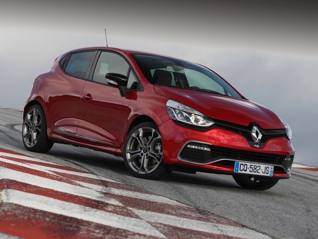 Renault Clio RS rouge sur piste — Maurin Formations, auto-école à Saint-Maximin